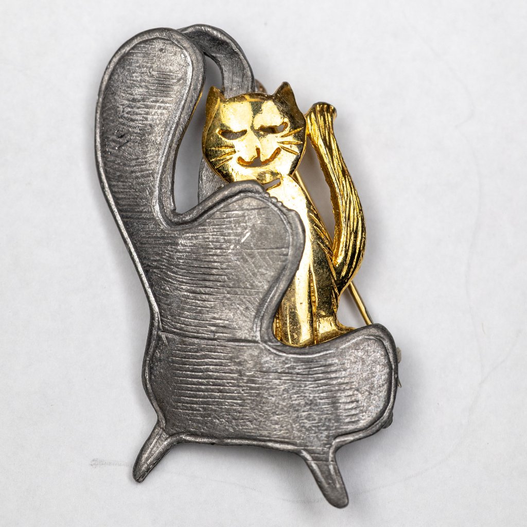 Vintage Ultra Craft Mixed Metal Gold Pewter Cat In Chair Figural Brooch Pin